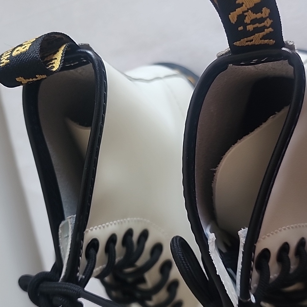 Dr. Martens Women's White Boots Size 7 - Picture 13 of 16